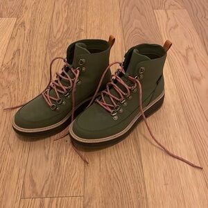 Teva: Midform Boots in Army Green with Pink Laces; Size: US 8